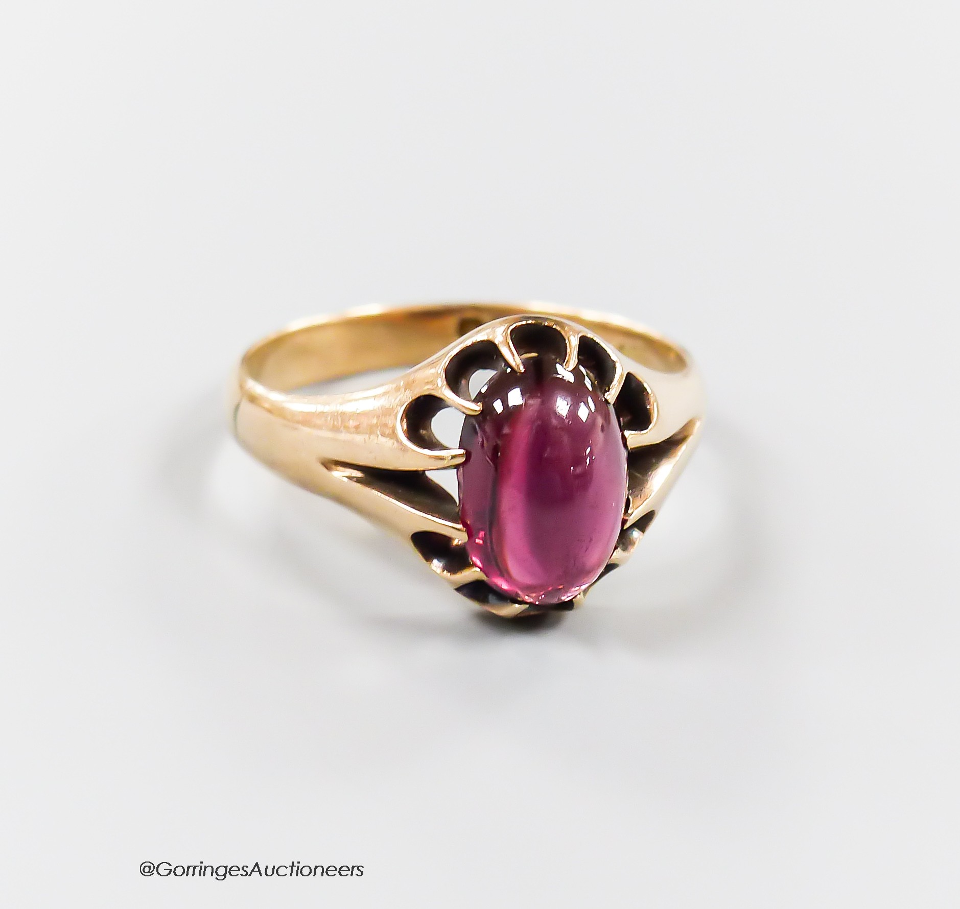 An Edwardian 9ct gold and cabochon garnet set dress ring, size U, gross 4.6 grams.